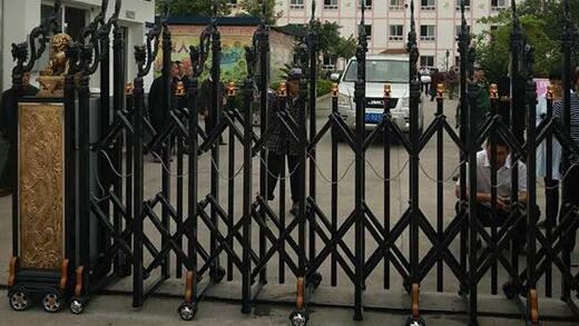 保定華中技工學(xué)校成功安裝保定出安智能電動伸縮門