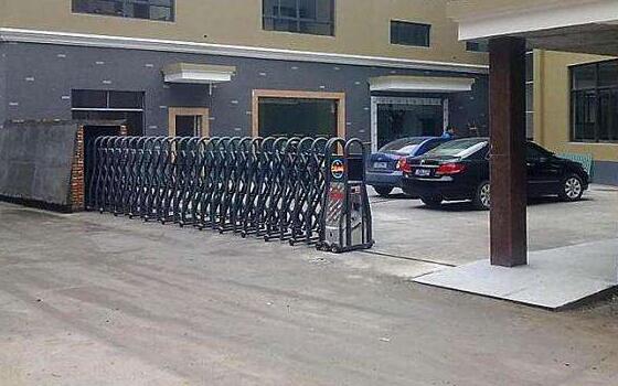 保定出安智能伸縮門閃亮在保定嘉盛光電科技股份有限公司大門口