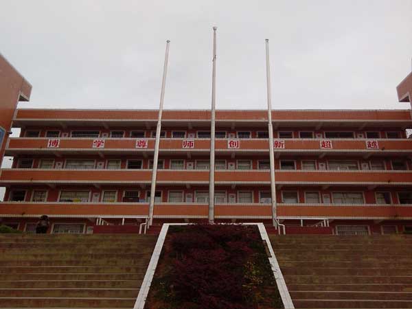 畢節(jié)三聯(lián)學(xué)校旗桿案例 - 中出網(wǎng)-智能出入口與停車充電門戶