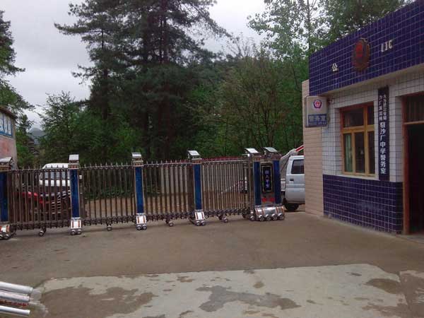 畢節(jié)市第一中學(xué)伸縮門案例 - 中出網(wǎng)-智能出入口與停車充電門戶