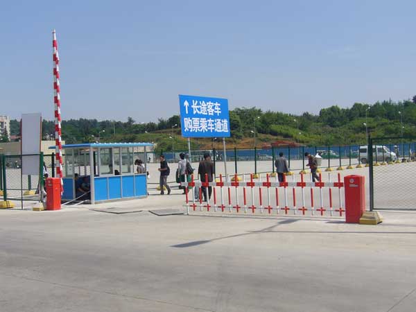 本溪客運(yùn)站柵欄道閘案例 - 中出網(wǎng)-智能出入口與停車充電門戶