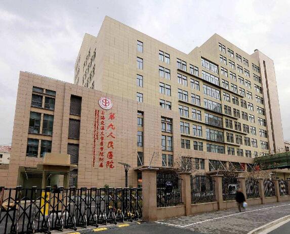 上海出安智能道閘成上海市第六人民醫(yī)院大門口一道美景   