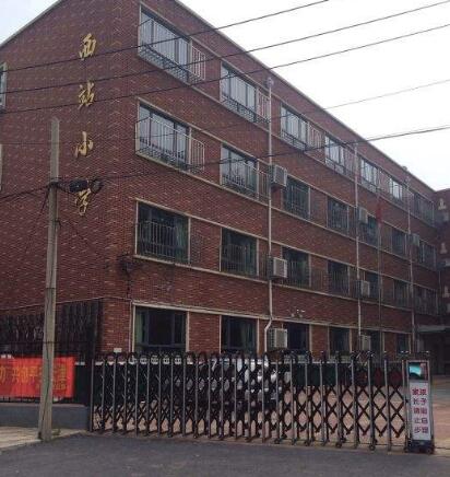 天津市紅橋區(qū)西站小學(xué)迎來天津出安智能伸縮門！   