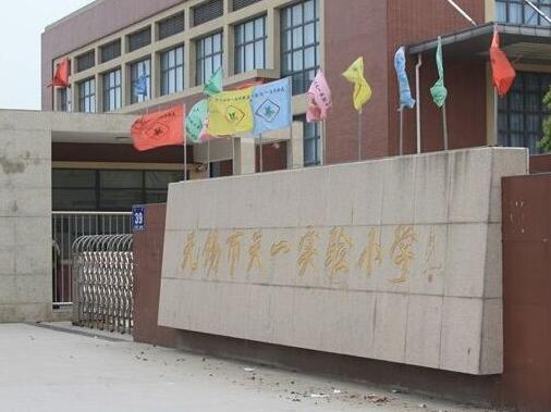 無錫出安智能為無錫市天一實(shí)驗(yàn)小學(xué)大門口添加電動(dòng)伸縮門 