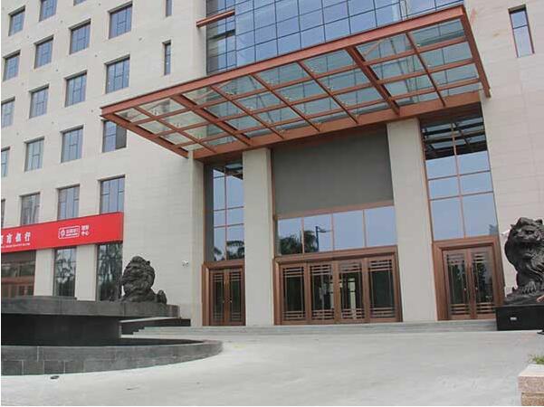 佛山招商銀行自動(dòng)門工程案例 - 中出網(wǎng)-智能出入口與停車充電門戶