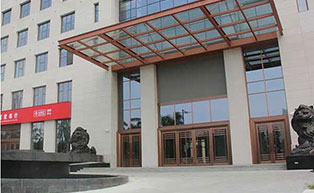 佛山招商銀行自動(dòng)門工程案例 - 中出網(wǎng)-智能出入口與停車充電門戶