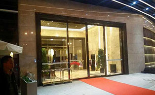 贛州寶能層地產(chǎn)銷(xiāo)售部自動(dòng)門(mén)工程案例 - 中出網(wǎng)-智能出入口與停車(chē)充電門(mén)戶