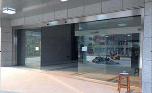 廣州醫(yī)科大學(xué)自動(dòng)門工程案例 - 中出網(wǎng)-智能出入口與停車充電門戶