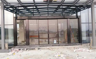 清遠(yuǎn)實(shí)創(chuàng)涂料自動(dòng)門工程案例 - 中出網(wǎng)-智能出入口與停車充電門戶