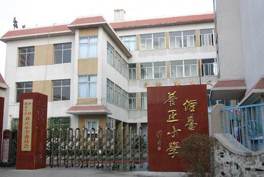 煙臺養(yǎng)正小學大門口伸縮門支持單位煙臺出安智能 