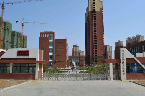 煙臺出安智能伸縮門彰顯煙臺市高新區(qū)實驗小學大門口形象