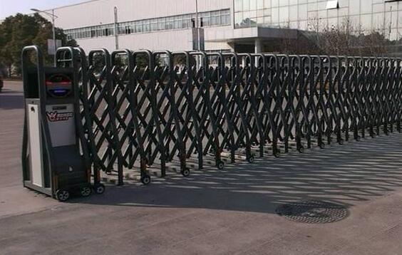 唐山出安智能伸縮門在唐山鴻達學(xué)校湖閃亮登場