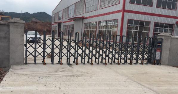 唐山出安智能伸縮門安裝在唐山市路北區(qū)英華外國語小學(xué)大門口