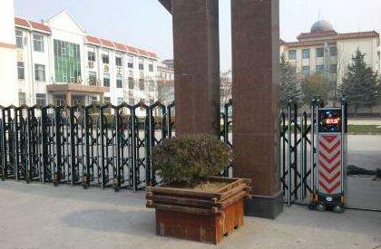 成遠化妝學(xué)校選用唐山出安智能伸縮門