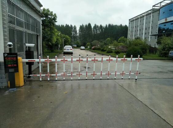 溫州出安智能道閘亮相在溫州時躍門業(yè)有限公司大門口