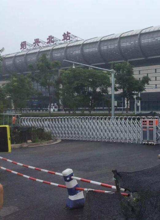 紹興高鐵北站與紹興出安智能伸縮門成為合作伙伴