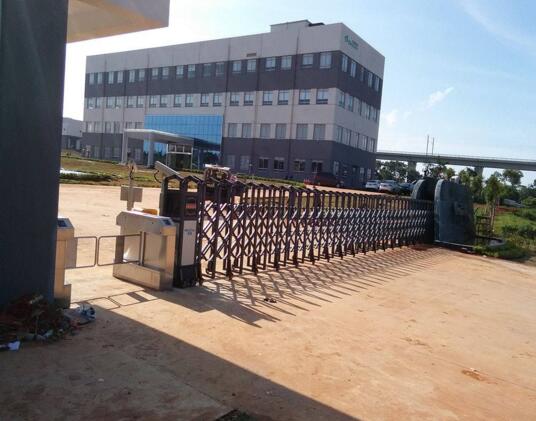 紹興出安智能電動伸縮門安裝在紹興市第一中學大門口展示