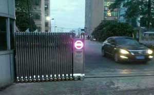 揚(yáng)州梅苑雙語學(xué)校伸縮門案例