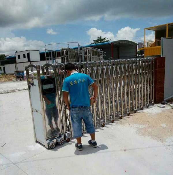 揚(yáng)州宏鉅展柜制作工廠伸縮門(mén)案例 - 中出網(wǎng)-智能出入口與停車(chē)充電門(mén)戶(hù)