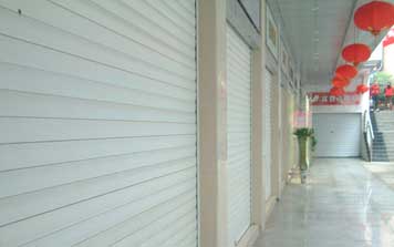 濟(jì)寧出安智能卷簾門(mén)成濟(jì)寧魯商·運(yùn)河公館項(xiàng)目大門(mén)口一道亮麗風(fēng)景  