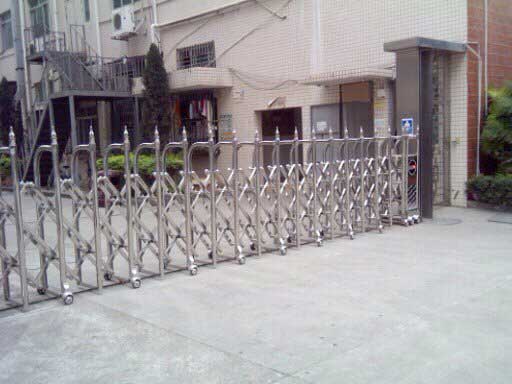 深圳達邦制衣廠電動伸縮門案例 - 中出網(wǎng)-智能出入口與停車充電門戶