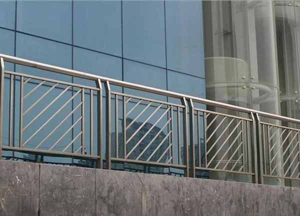 感恩萬科翡翠濱江選擇了昆明出安智能護欄