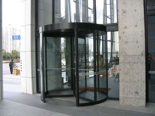 喜迎昆明出安智能旋轉門進駐中南?云境