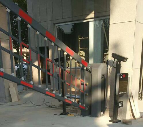 臺州出安智能道閘成功安裝在臺州永發(fā)機(jī)械制造有限公司大門口
