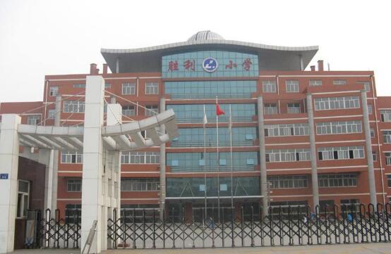 慶賀東營(yíng)市勝利第一小學(xué)啟用東營(yíng)出安智能伸縮門(mén) 