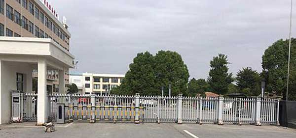 襄陽(yáng)陽(yáng)光學(xué)校電動(dòng)伸縮門案例 - 中出網(wǎng)-智能出入口與停車充電門戶