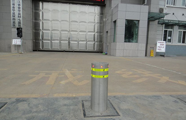 金華出安智能升降柱矗立在金華監(jiān)獄大門口