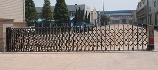 金華出安智能電動(dòng)伸縮門安裝在金華恒鑫炊具有限公司大門口