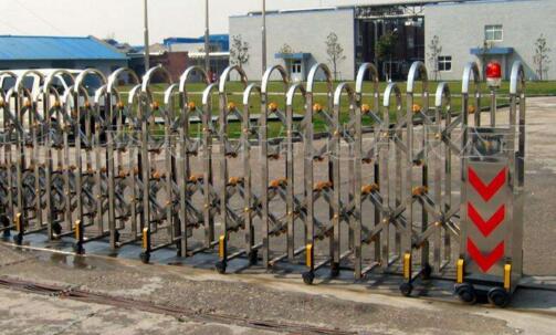 滄州市第三中學(xué)大門口的電動伸縮門由滄州出安智能提供