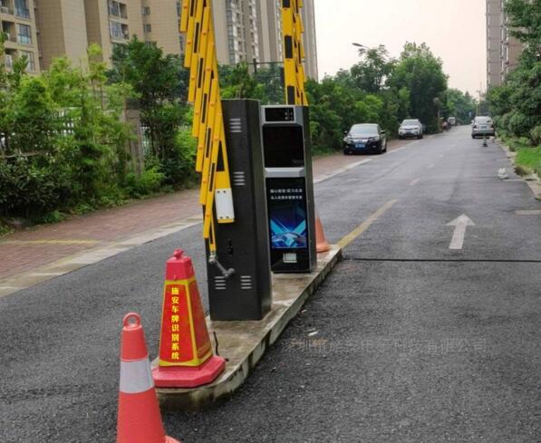 滄州出安智能車牌識別成功安裝在滄州四星玻璃股份有限公司大門口