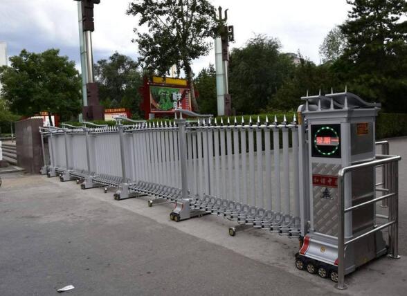 邯鄲出安智能電動(dòng)伸縮門安裝在邯鄲城市發(fā)展投資集團(tuán)有限公司大門口