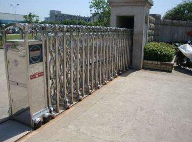 邯鄲市富亞電子技術(shù)有限公司大門口的伸縮門由邯鄲出安智能提供