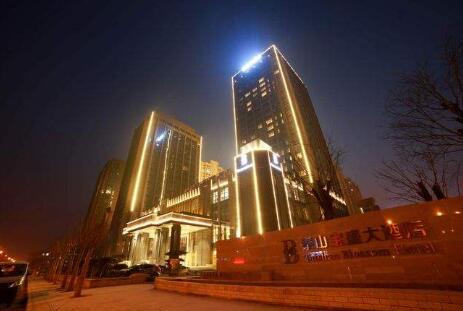 泰安出安智能道閘閃耀在泰山寶盛大酒店大門(mén)口