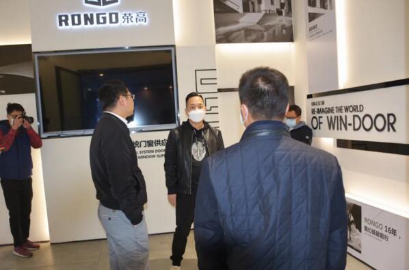 區(qū)、鎮(zhèn)政府領(lǐng)導(dǎo)蒞臨榮高門窗慰問走訪