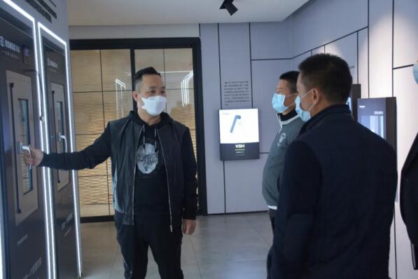 區(qū)、鎮(zhèn)政府領(lǐng)導(dǎo)蒞臨榮高門窗慰問走訪