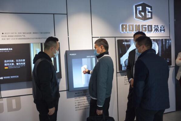 區(qū)、鎮(zhèn)政府領(lǐng)導(dǎo)蒞臨榮高門窗慰問走訪