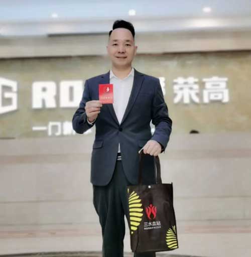 榮高門窗董事長(zhǎng)黃榮高先生為榮高人樹(shù)立了榜樣