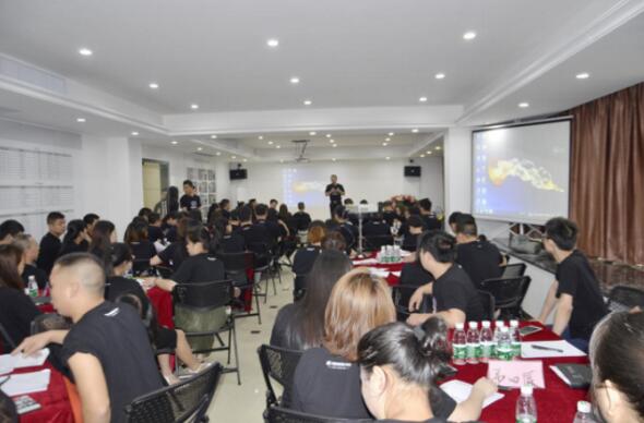 【學(xué)無止境】榮高第三屆超級店長特訓(xùn)火爆進(jìn)行中....