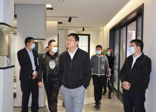 疫情期間，區(qū)、鎮(zhèn)政府領(lǐng)導(dǎo)蒞臨榮高門窗慰問(wèn)走訪，助力復(fù)工復(fù)產(chǎn)！