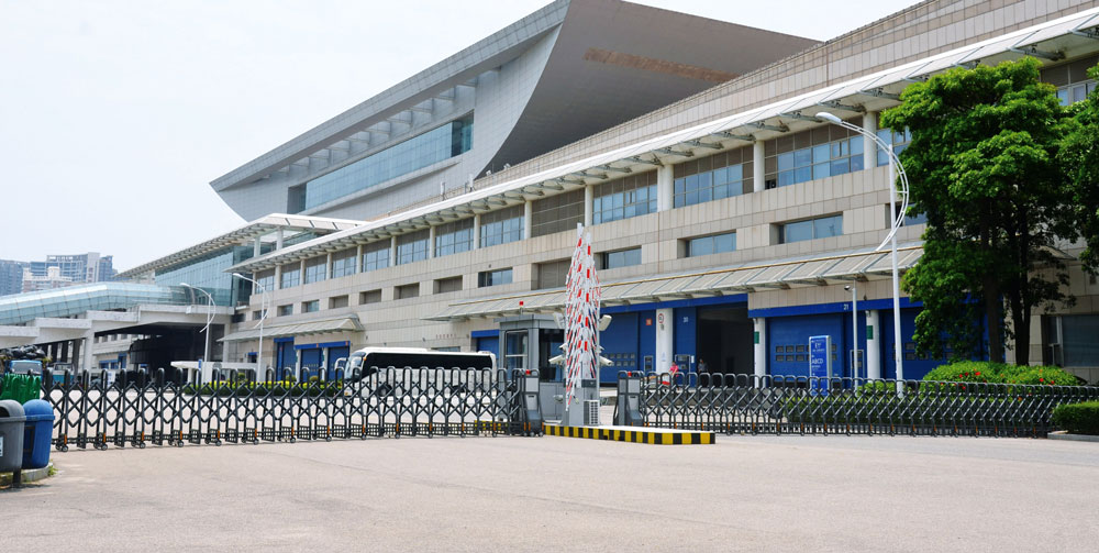 廈門國際會展中心伸縮門工程案例 - 中出網(wǎng)-智能出入口與停車充電門戶