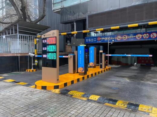 停車場出入口配置了捷順科技高端的H Plus智能車場設備