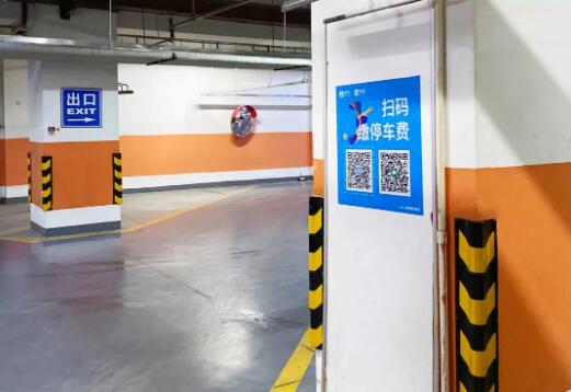 無牌車車主可掃描控制機上的動態(tài)二維碼，順利實現(xiàn)出入場。