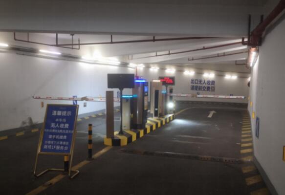 磐基中心地下停車場出入口