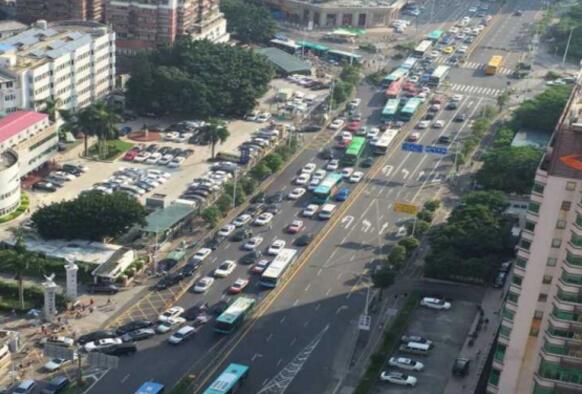 部分醫(yī)院早高峰排隊(duì)鳥瞰