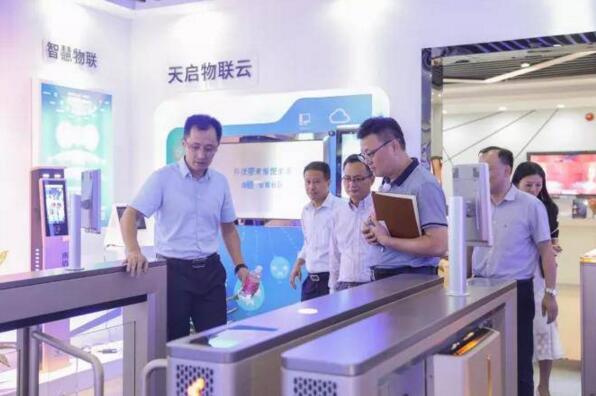李喻春一行先后參觀了捷順科技智慧停車運(yùn)營(yíng)中心和公司展廳