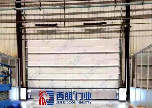 南通帶抗風背筋的工業(yè)提升門